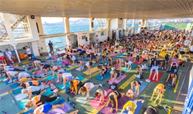 İzmir Körfezi'nde Gün Batımında 400 Kişiyle Dev Yoga Buluşması