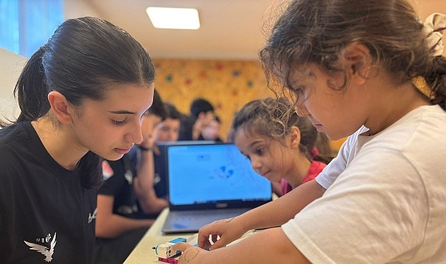 Maltepe'de Minik Eller Kodlamayla Tanıştı: Liseli Abilerinden Robotik Dersi