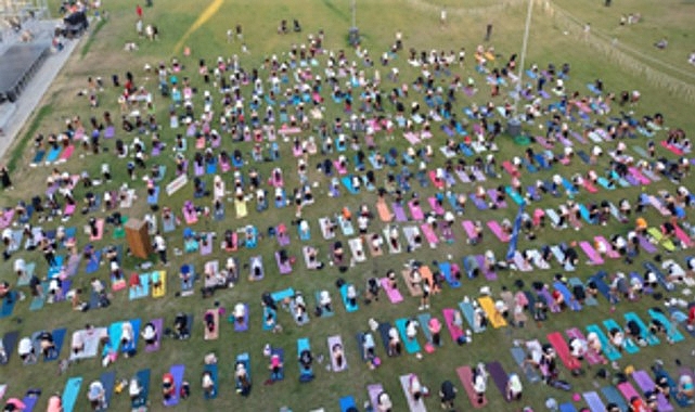 İzmir Kültürpark'ta 16 Bin Kişilik Çim Alanda Yoga Festivali Başladı