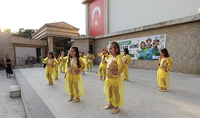 Menderes'te Miniklerden Geri Dönüşüm Defilesi: Atık Kostümlerle Farkındalık