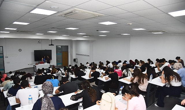 Menemen'de YKS Provası: Öğrenciler Üniversite Amfisinde Deneme Sınavına Girdi