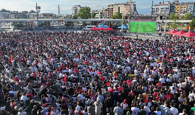 Kocaeli'de Milli İrade Meydanı'nda Futbol Coşkusu: Avustralya Maçı Dev Ekranda İzlendi