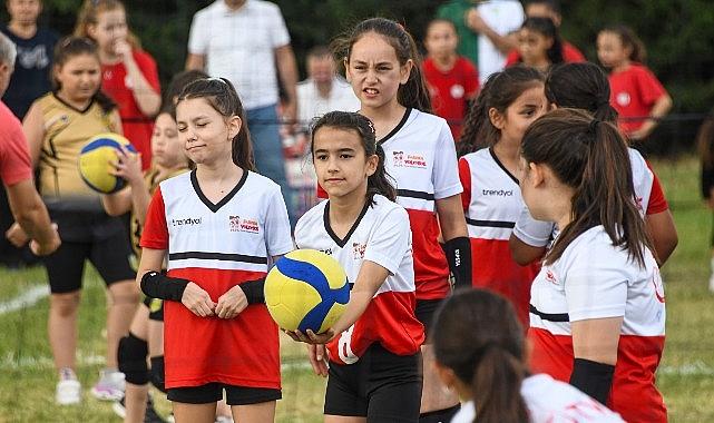 Osmangazi'de 1500 Kız Çocuğu Mini Voleybol Şenliği'nde Madalya Sevinci Yaşadı