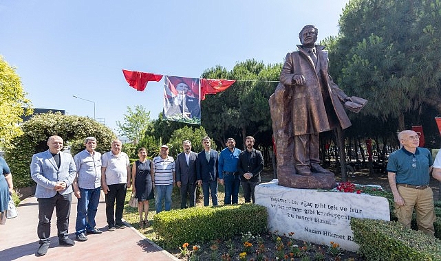 Nazım Hikmet 63. Ölüm Yılında Karşıyaka'da Şiirlerle ve Karanfillerle Anıldı