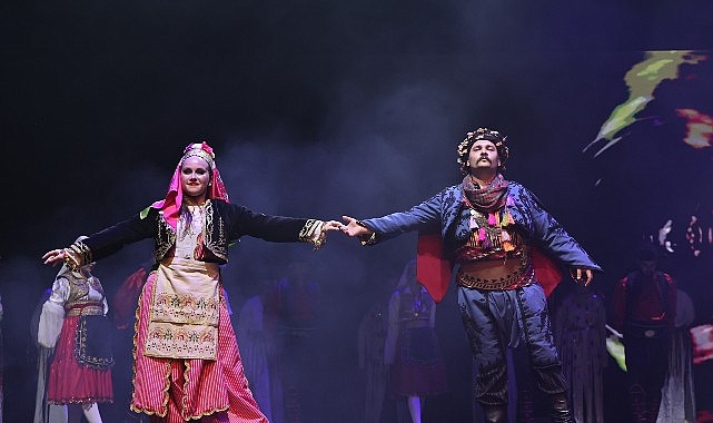 Nilüfer Halk Dansları Topluluğu 'Nirengi' ile 300 Dansçıyı Sahneye Taşıdı