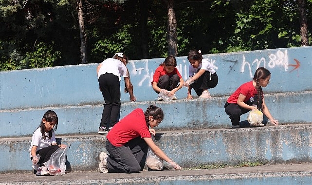 Minik Öğrencilerden Maşukiye'de Çevre Temizliği: 'Çevre Kahramanı' Rozeti Aldılar