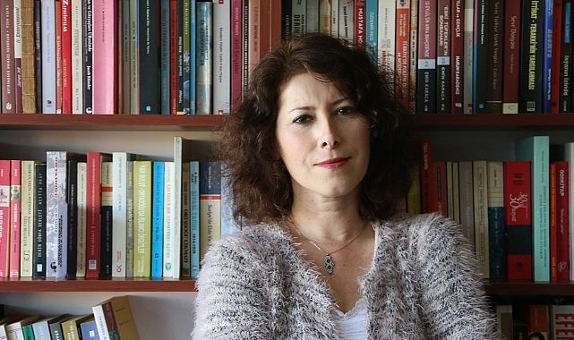 Nilay Özer'in 'Yüzü Kelebeklerle Örtülü'süne Oğuz Tansel Şiir Ödülü