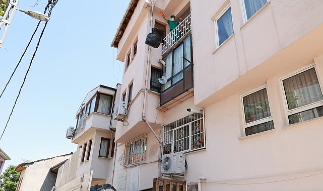 Osmangazi'de 20 Ton Çöp Birikmiş Evi Belediye Temizledi
