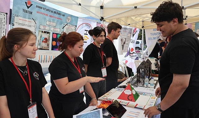 Bursa'da TÜBİTAK 4006-C Bilim Festivali: Gençler Projelerini Osmangazi Meydanı'nda Sergiledi