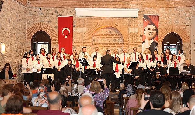 Osmangazi'de Türkülerle Dolu Unutulmaz Bir Gece: Halk Müziği Topluluğu Sahne Aldı