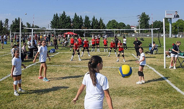 Osmangazi'de Mini Voleybol Şenliği: 1500 Kız Çocuğu Spor ve Dostlukla Buluştu