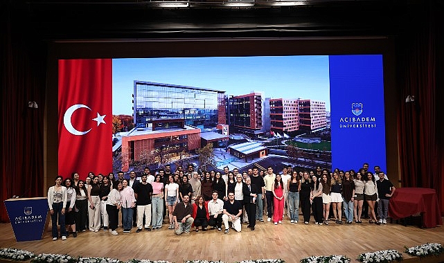 Acıbadem Üniversitesi Öğrencilerinden Çığır Açan Proje: Pet Şişeler Laboratuvar Önlüğüne Dönüştü