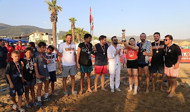Menderes'te İlk Plaj Voleybolu Turnuvası: Şah-Bar Zafere Ulaştı
