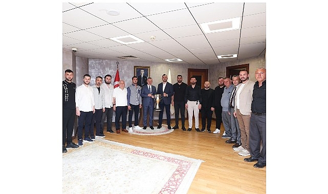 Gölcükspor Şampiyonluk Kupasını Başkan Büyükakın'a Sundu