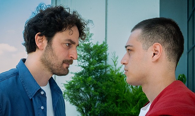 Selman Nacar'ın Netflix Dizisi Palas Pandıras'tan İlk Kareler Geldi: Birkan Sokullu ve Kaan Mirac Sezen Başrolde