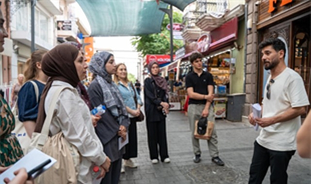 Üniversitelilerden Tarık Dursun K.'nin İzmir'inde Edebiyat Rotası