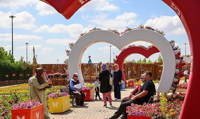 385 Bin Çiçekle Açılan Selçuklu Çiçek Bahçesi Ziyaretçilerini Bekliyor