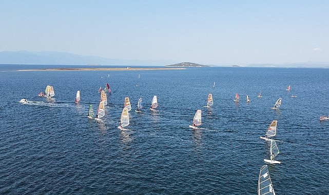 Ayvalık Belediyesi'nden Çocuklara Ücretsiz Rüzgâr Sörfü Kursu Fırsatı