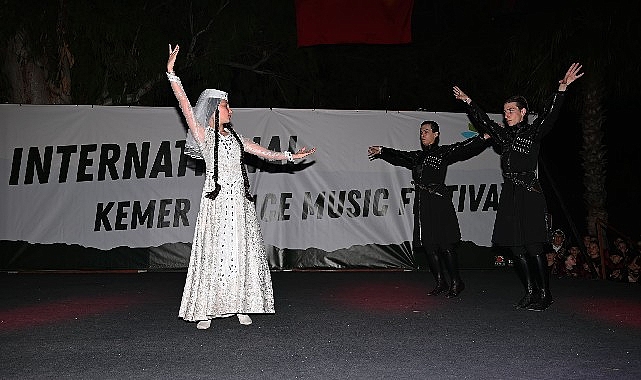 350 Dansçı Kemer'de Renkli Gösterilerle Festivali Açtı