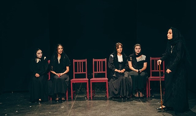 Yeditepe Üniversitesi Öğrencileri 'Bernarda Alba'nın Evi' ile Sahne Aldı: 16 Kadın Oyuncu Baskı ve Özgürlüğü Anlatıyor