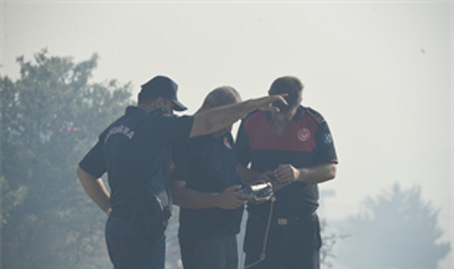 İzmir Dikili'de zeytinlikten ormana sıçrayan yangın: 7 uçak, 8 helikopter, 35 arazöz müdahale ediyor