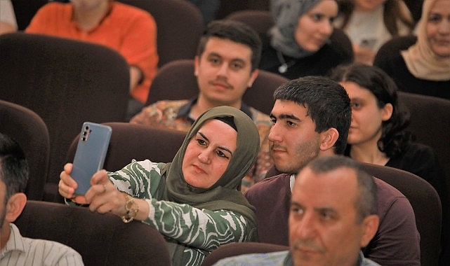 Yeşilçam Ruhu Keçiören Sahnesinde Canlandı: Kahkaha Dolu Oyun Büyük Beğeni Topladı