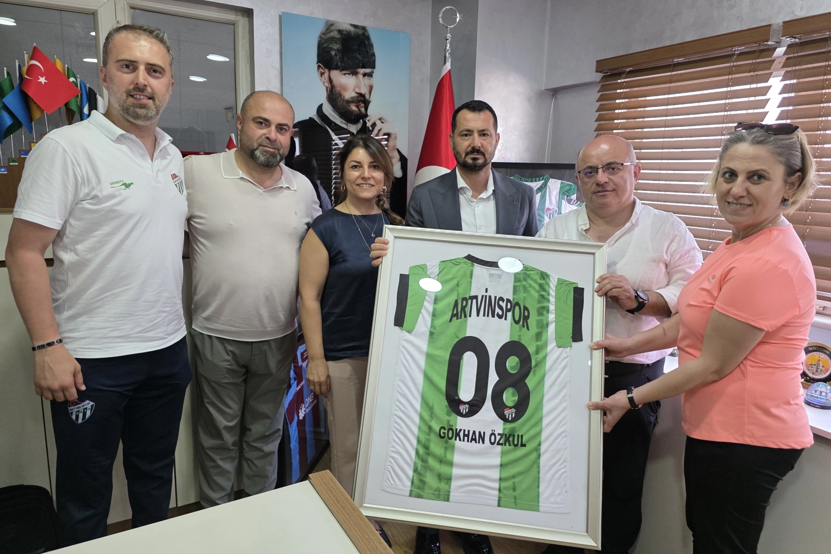 Artvinspor Kadın Voleybol Takımına Bursa'dan Güçlü Destek: İş İnsanı Özkül'den Sponsorluk Atağı