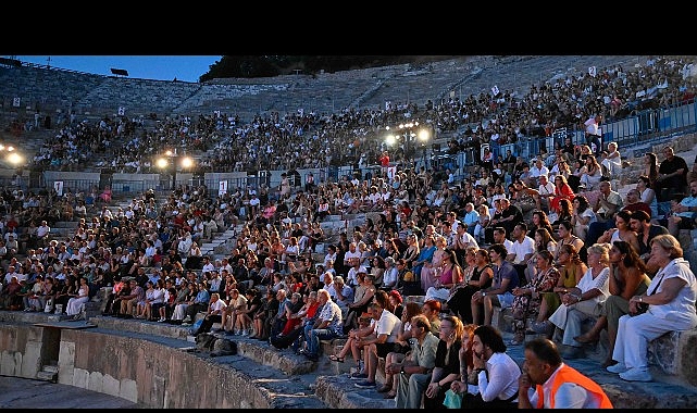 Efes Antik Tiyatrosu'nda 'Carmina Burana' Büyüsü: 2 Bin Kişi Unutulmaz Bir Gece Yaşadı