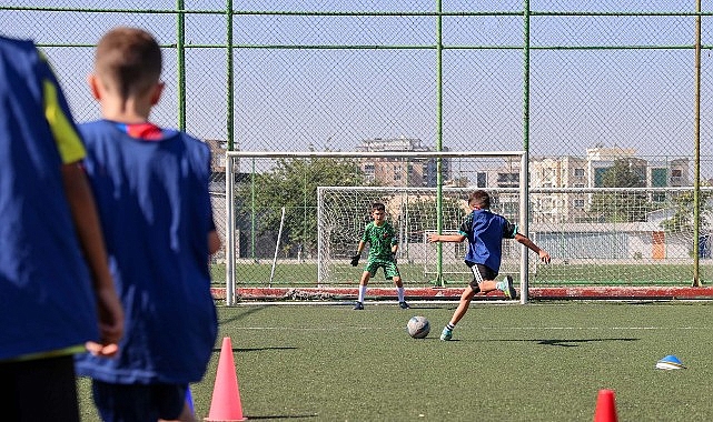 Buca'da ücretsiz yaz futbol kursları miniklerden yoğun ilgi gördü