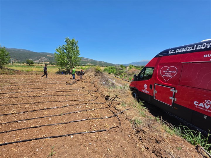 Denizli'de 40 Derece Sıcakta Tarla İşçilerine Soğuk Limonata Sürprizi