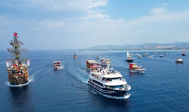Dikili’de Kabotaj Bayramı’nın 100. Yılı Coşkuyla Kutlandı: Yağlı Direkte Bayrak Kapmaca Nefes Kesti