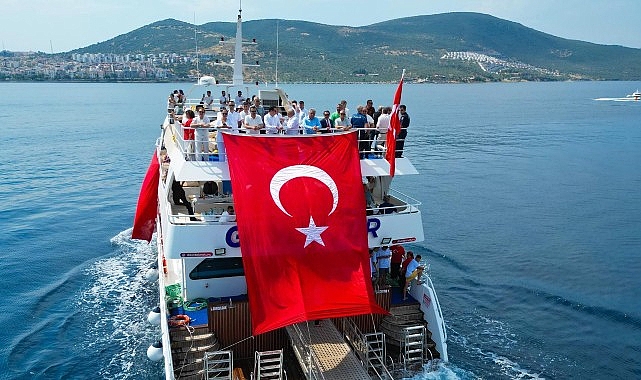 Dikili'de Kabotaj Bayramı'nın 100. Yılı Coşkuyla Kutlandı: Yağlı Direkte Bayrak Mücadelesi Nefes Kesti