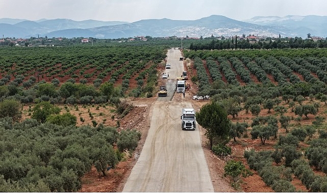 Karacasu'da 20 Kilometrelik Yol Çalışmasında Sathi Kaplama Başladı